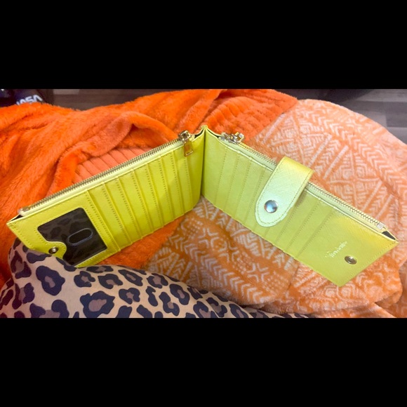 SUPER CUTE PASTEL YELLOW WALLET - Picture 8 of 9